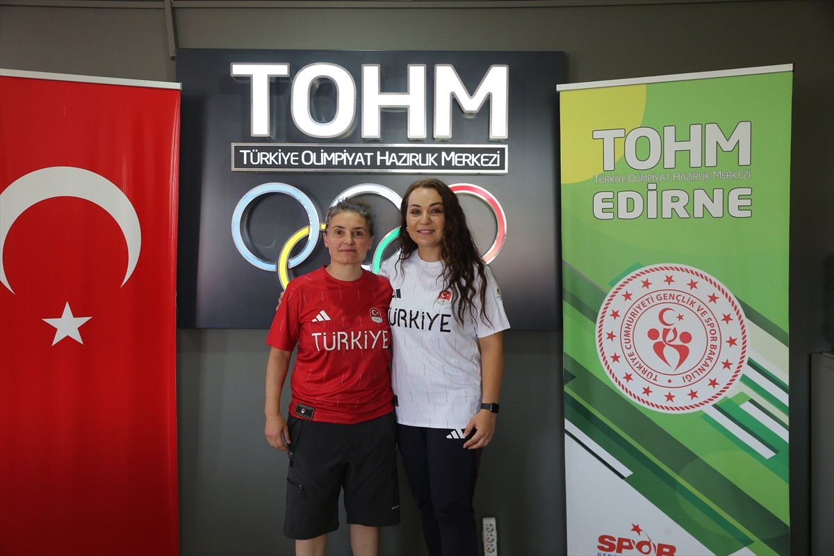 Edirne Türkiye Olimpiyat Hazırlık Merkezi'nde görevli antrenör ve sağlık ekip çalışanları, Paris...