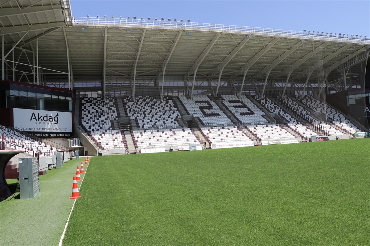 Elazığ Atatürk Stadyumu'nda çimlerin sıcakta yanma riskine karşı fan sistemi kuruldu.