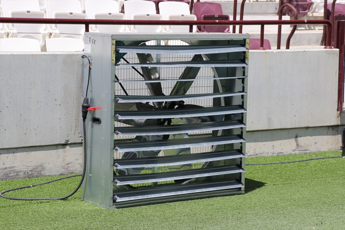 Elazığ Atatürk Stadyumu'nda çimlerin sıcakta yanma riskine karşı fan sistemi kuruldu.