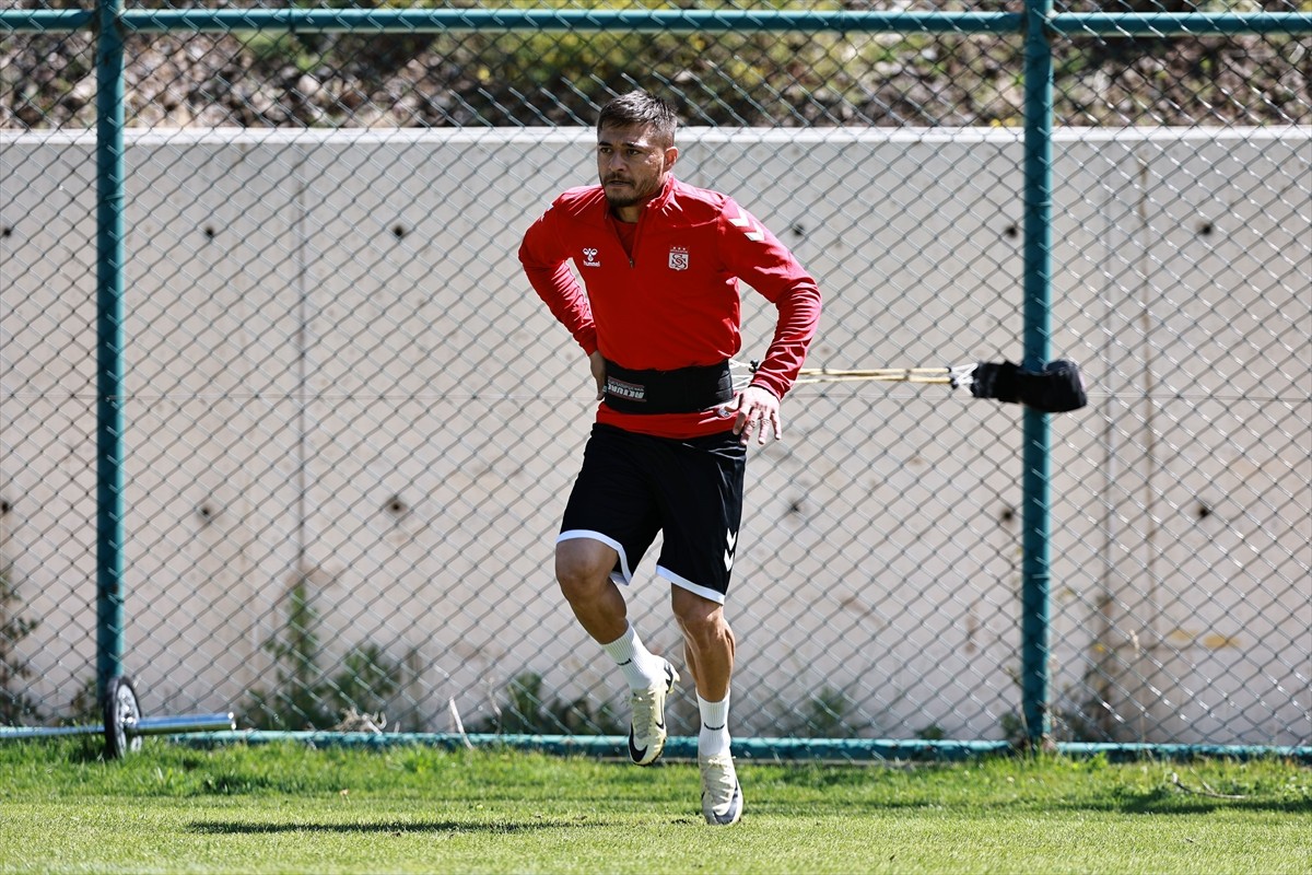 EMS Yapı Sivasspor, 2024-2025 sezonu hazırlıklarının ikinci etap çalışmalarını Erzurum'da teknik...