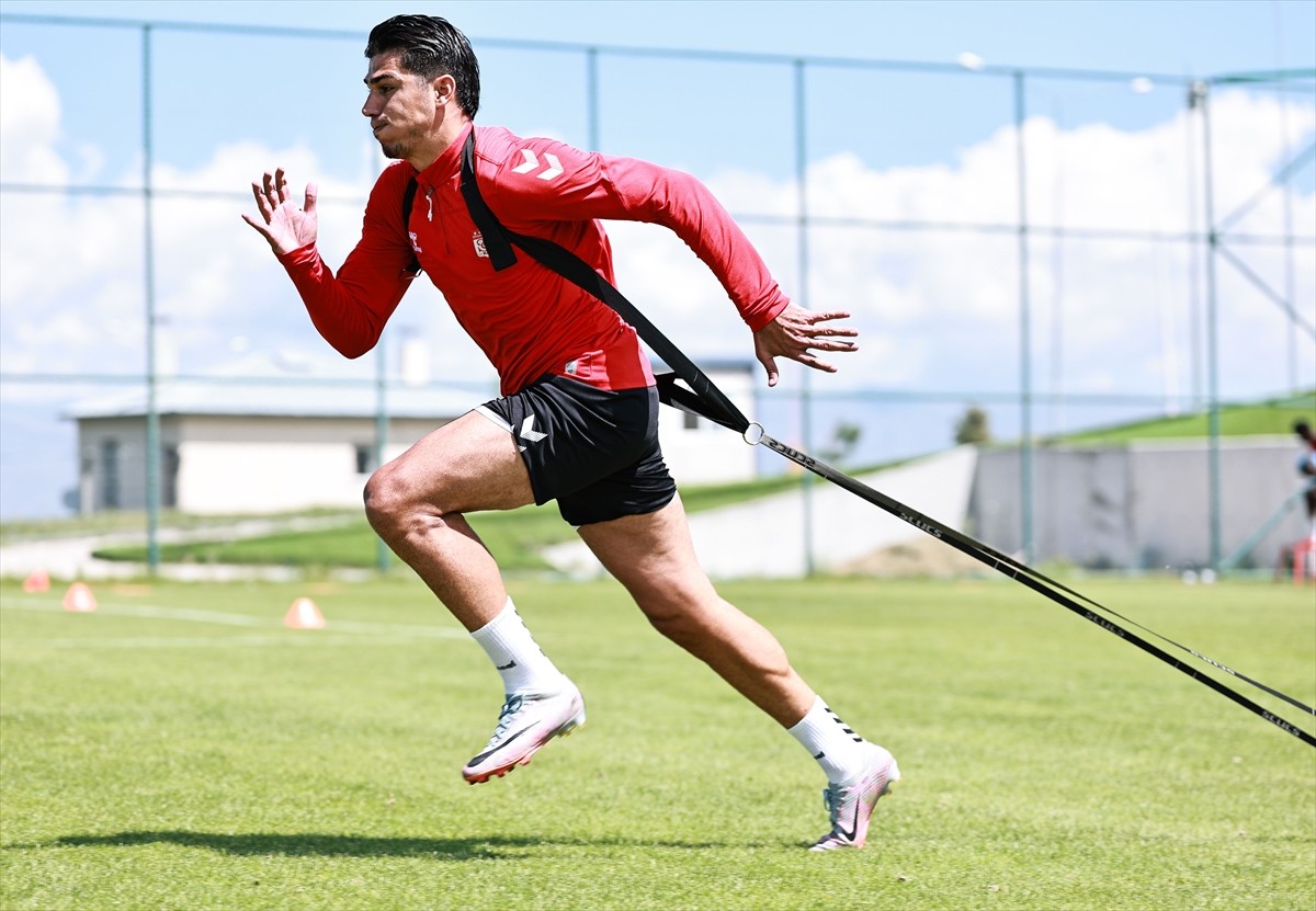 EMS Yapı Sivasspor, 2024-2025 sezonu hazırlıklarının ikinci etap çalışmalarını Erzurum'da teknik...