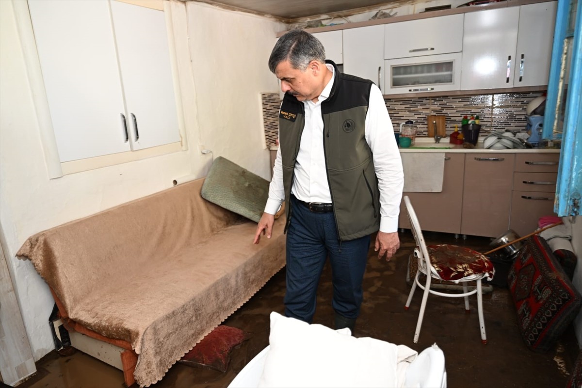 Erzurum'un Oltu ilçesindeki 3 mahallede etkili olan sel ev, ahır ve ekili alanlara zarar verdi....