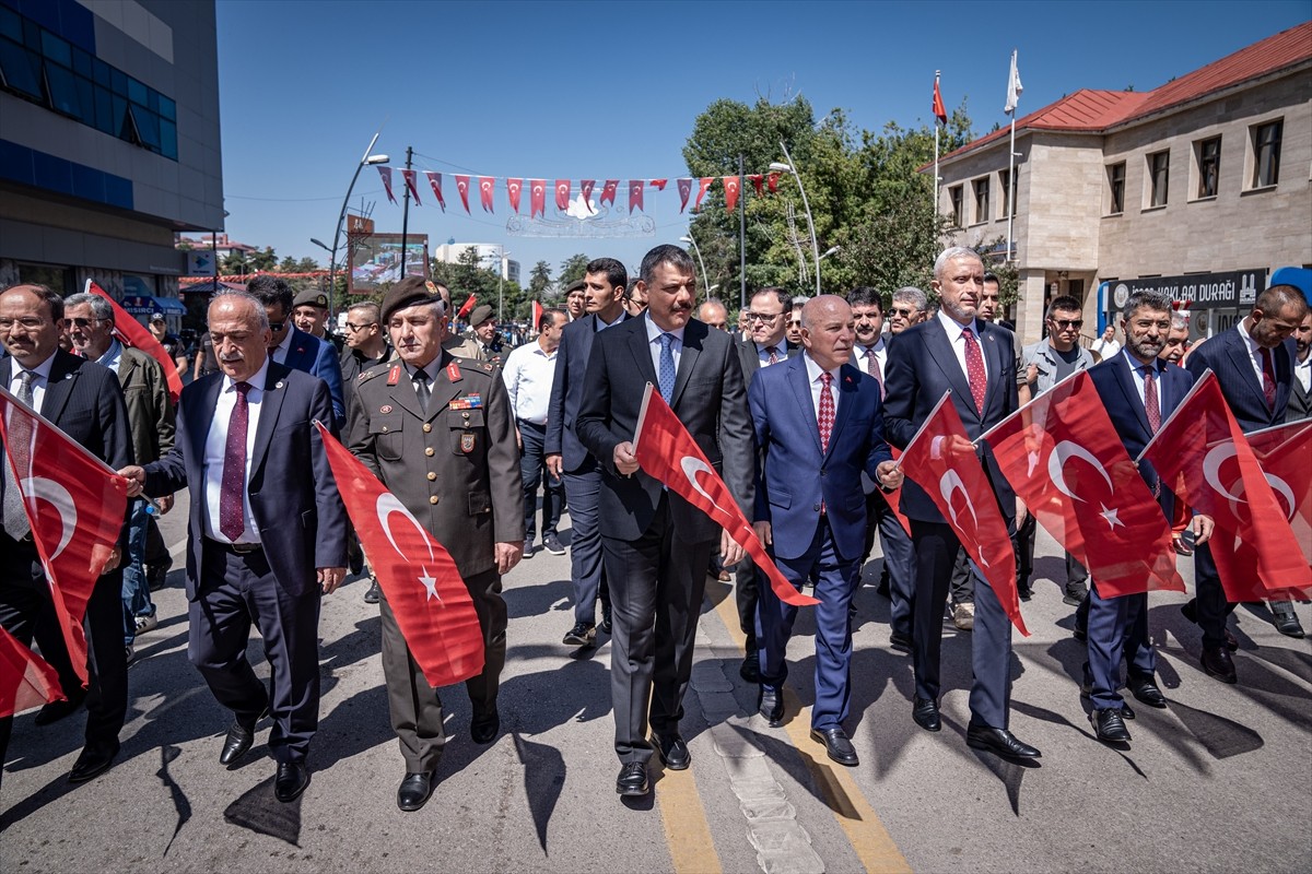Erzurum Kongresi'nin 105. yıl dönümü dolayısıyla Havuzbaşı Kent Meydanı'nda kutlama töreni...