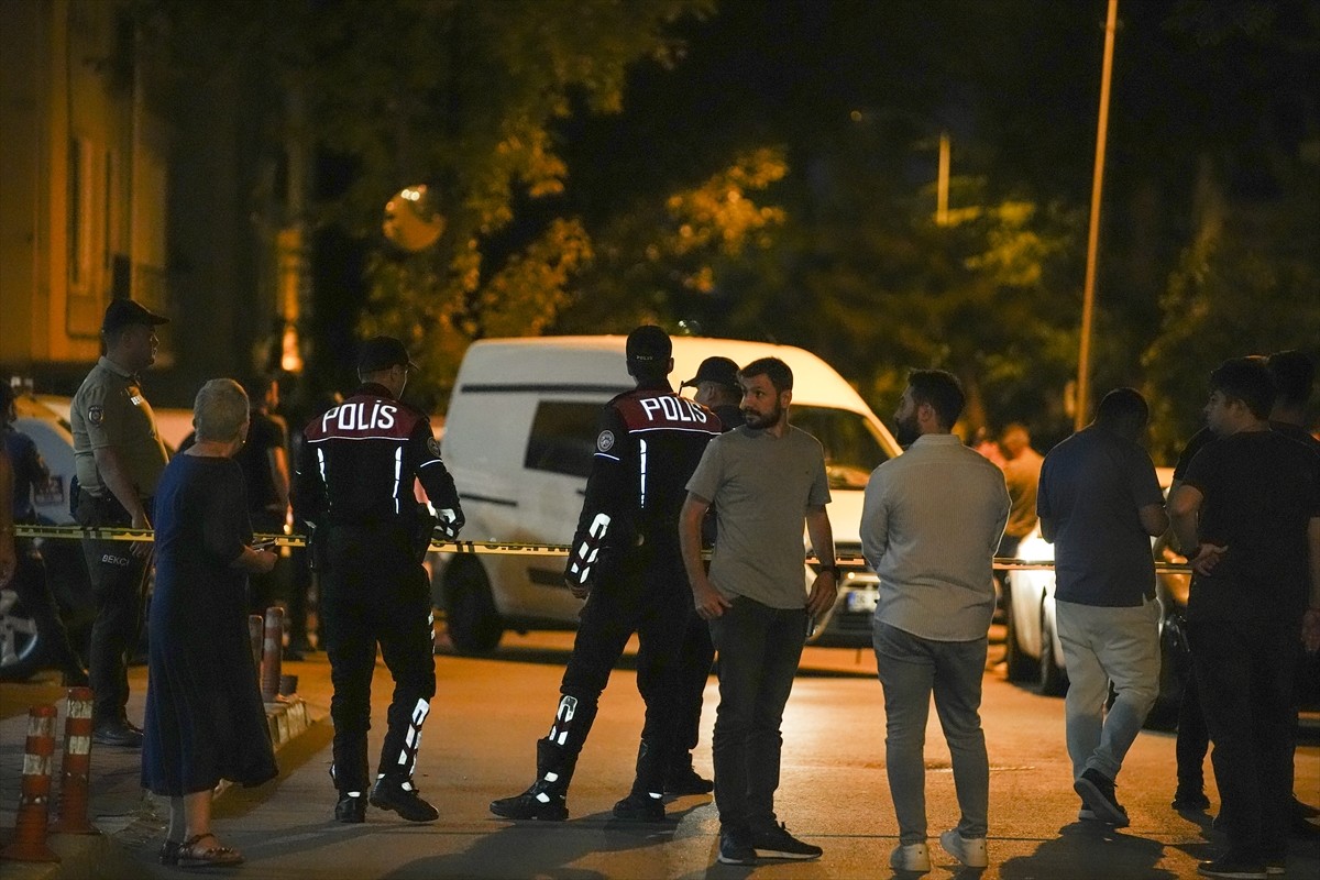 Eski bakanlardan Abdüllatif Şener'in oğlu Bedirhan Şener, evinde rehin aldığı anneannesini silahla...