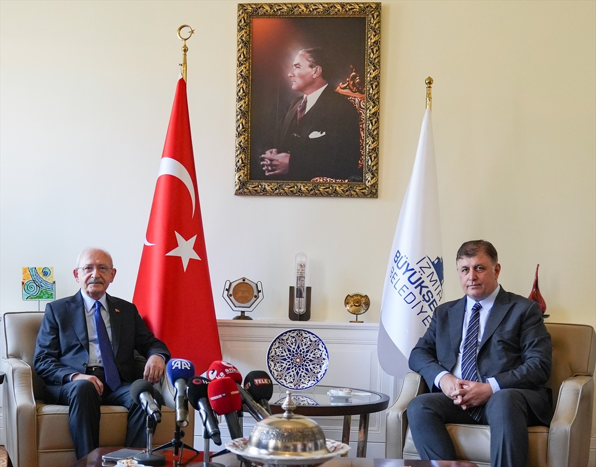 Eski CHP Genel Başkanı Kemal Kılıçdaroğlu (solda), İzmir Büyükşehir Belediye Başkanı Cemil Tugay'ı...