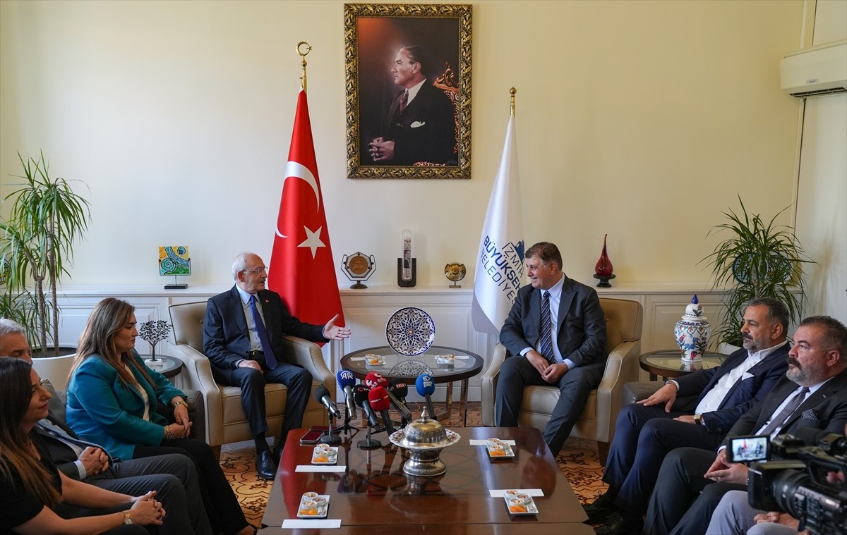 Eski CHP Genel Başkanı Kemal Kılıçdaroğlu (solda), İzmir Büyükşehir Belediye Başkanı Cemil Tugay'ı...