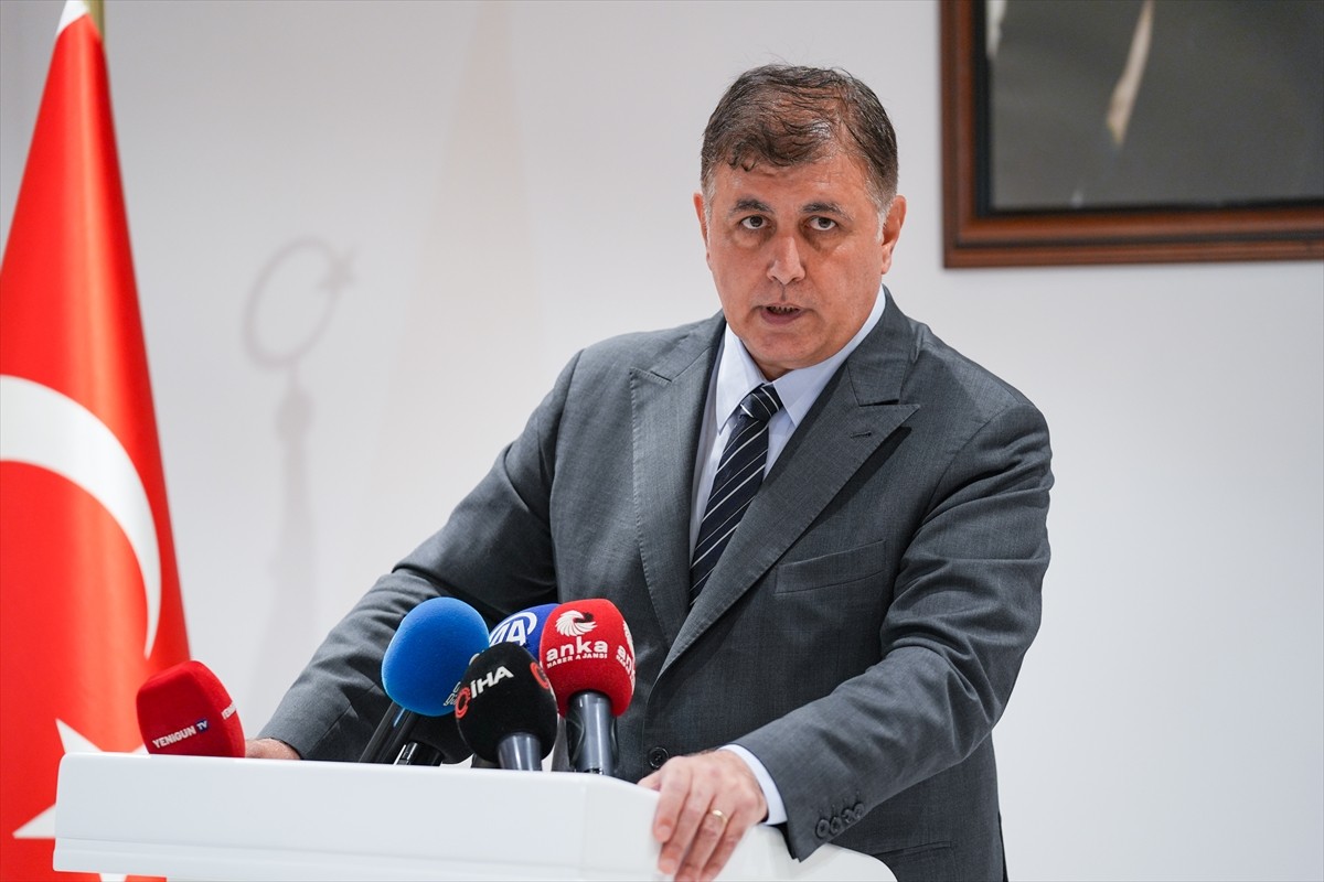 Eski CHP Genel Başkanı Kemal Kılıçdaroğlu (solda), İzmir Büyükşehir Belediye Başkanı Cemil Tugay'ı...