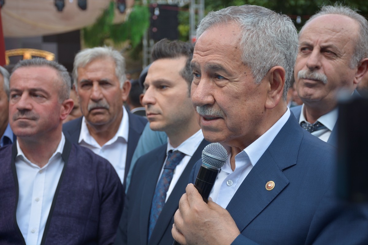 Eski TBMM Başkanı Bülent Arınç, Hakkari'de düğüne katıldı. Eski AK Parti Hakkari Milletvekili...