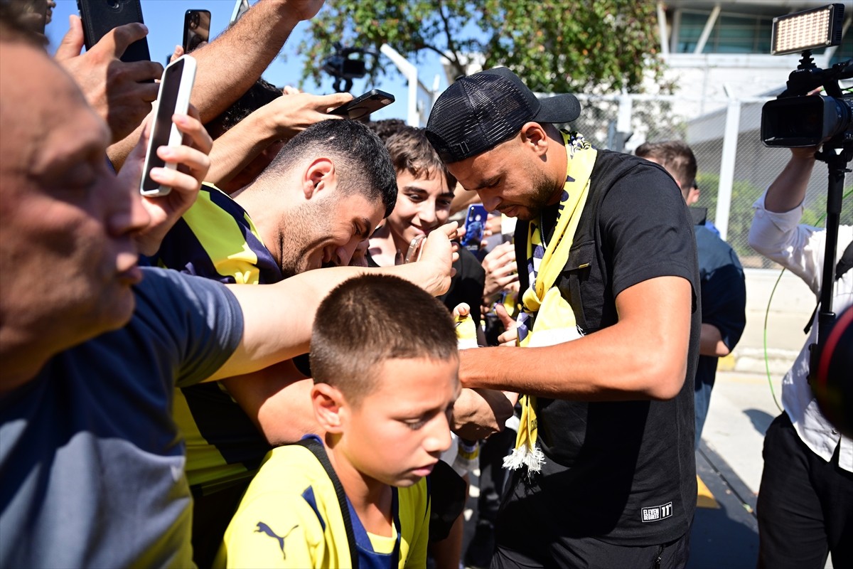  Fenerbahçe'nin transfer görüşmelerine başlandığını duyurduğu Faslı futbolcu Youssef En-Nesyri...