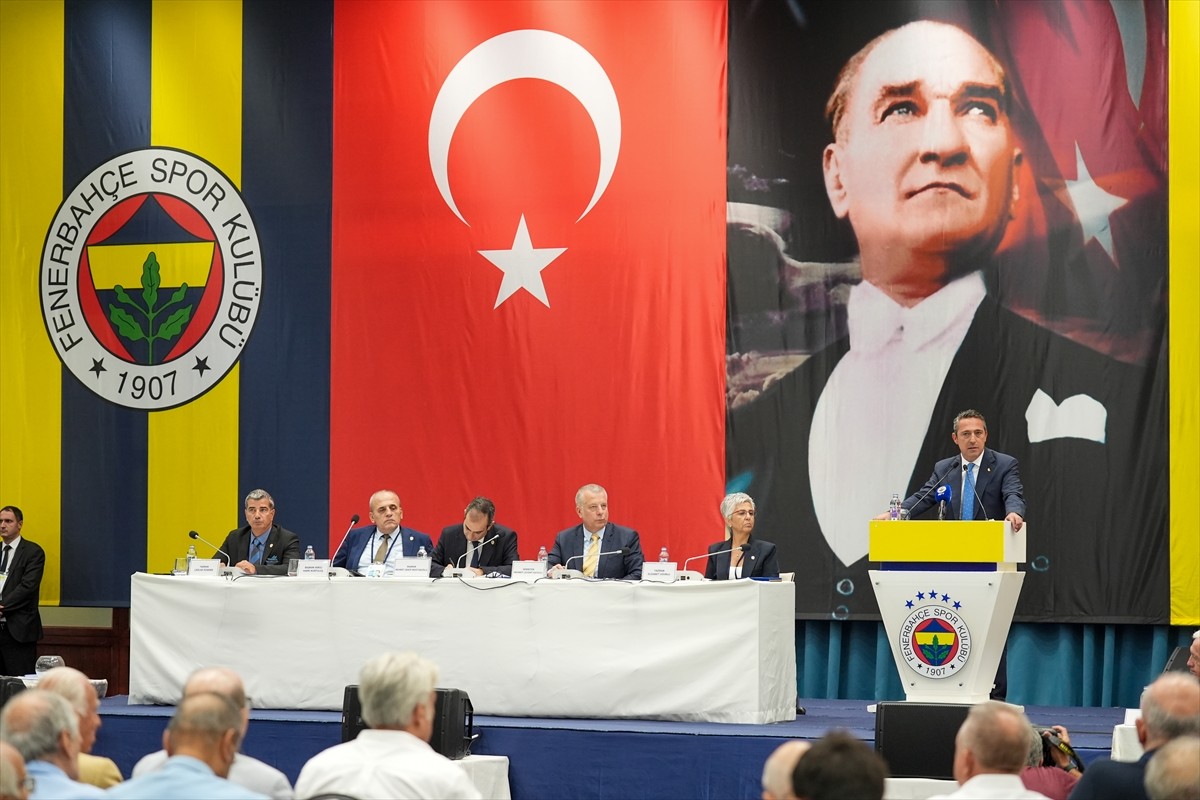 Fenerbahçe Kulübü Başkanı Ali Koç, Kalamış'taki Fenerbahçe Faruk Ilgaz Tesisleri'nde...