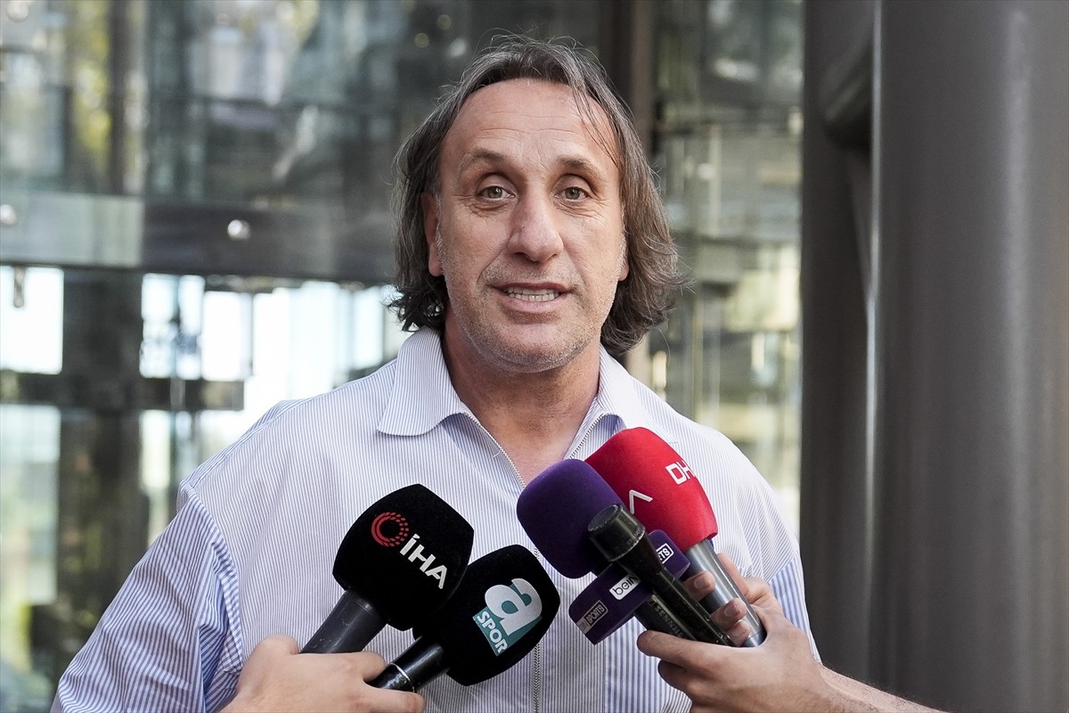 Fenerbahçe Kulübü Başkanı Ali Koç (sol 2), Kulüpler Birliği Vakfına, Maslak'taki vakıf merkezinde...