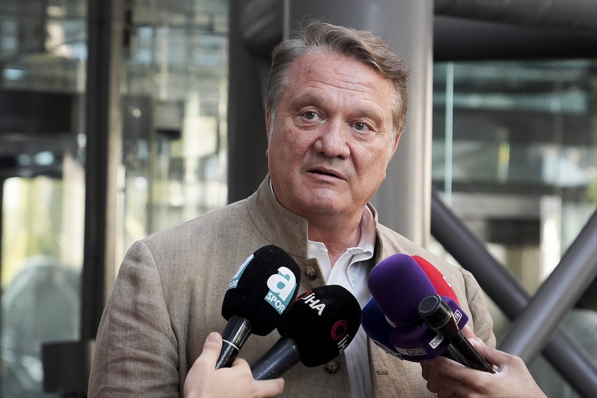 Fenerbahçe Kulübü Başkanı Ali Koç (sol 2), Kulüpler Birliği Vakfına, Maslak'taki vakıf merkezinde...