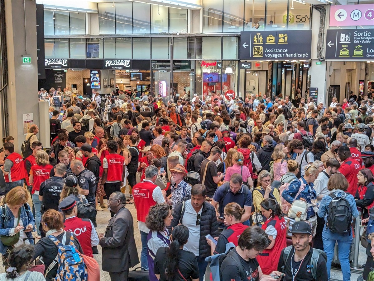 Fransa'da Paris 2024 Yaz Olimpiyat Oyunları'nın açılış töreninin birkaç saat öncesinde tren...