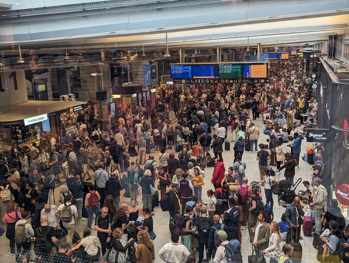 Fransa'da Paris 2024 Yaz Olimpiyat Oyunları'nın açılış töreninin birkaç saat öncesinde tren...