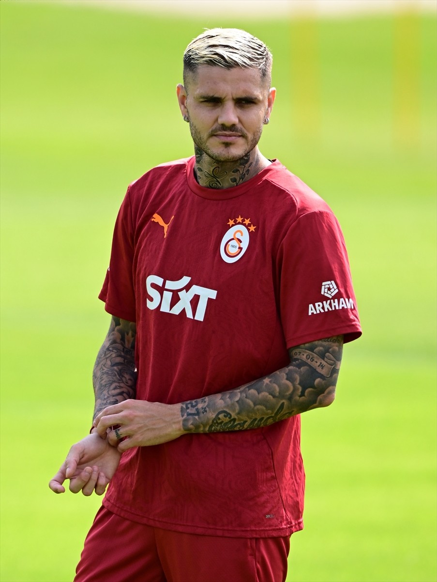 Galatasaray Futbol Takımı, yeni sezon hazırlıklarına Avusturya kampında yaptığı antrenmanla devam...