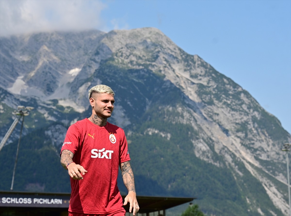Galatasaray Futbol Takımı, yeni sezon hazırlıklarına Avusturya kampında yaptığı antrenmanla devam...