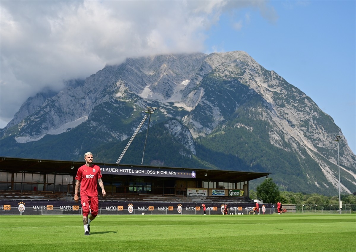 Galatasaray Futbol Takımı, yeni sezon hazırlıklarına Avusturya kampında yaptığı antrenmanla devam...