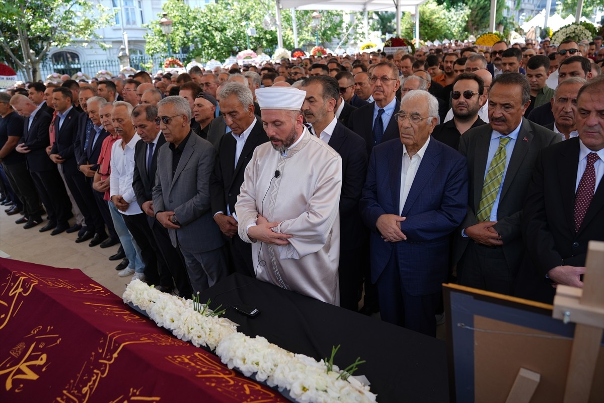Galatasaray Kulübünün eski başkanlarından Adnan Polat'ın babası İbrahim Polat, son yolculuğuna...