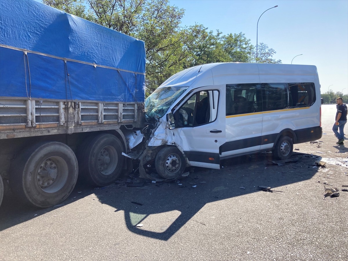 Gaziantep'te işçileri taşıyan 2 minibüsle tırın karıştığı kazada 1'i ağır, 21 kişi yaralandı....