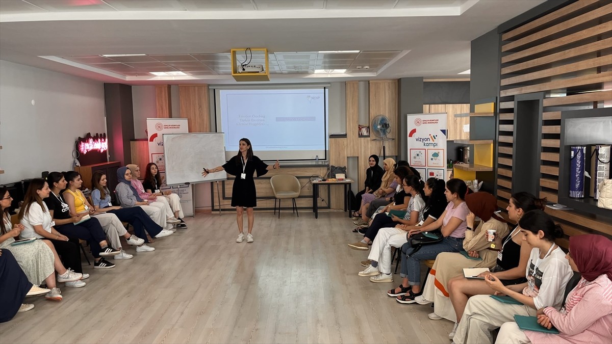 Gençlik ve Spor Bakanlığı, Türkiye’nin dört bir yanından farklı bölümlerden başarılı gençleri...