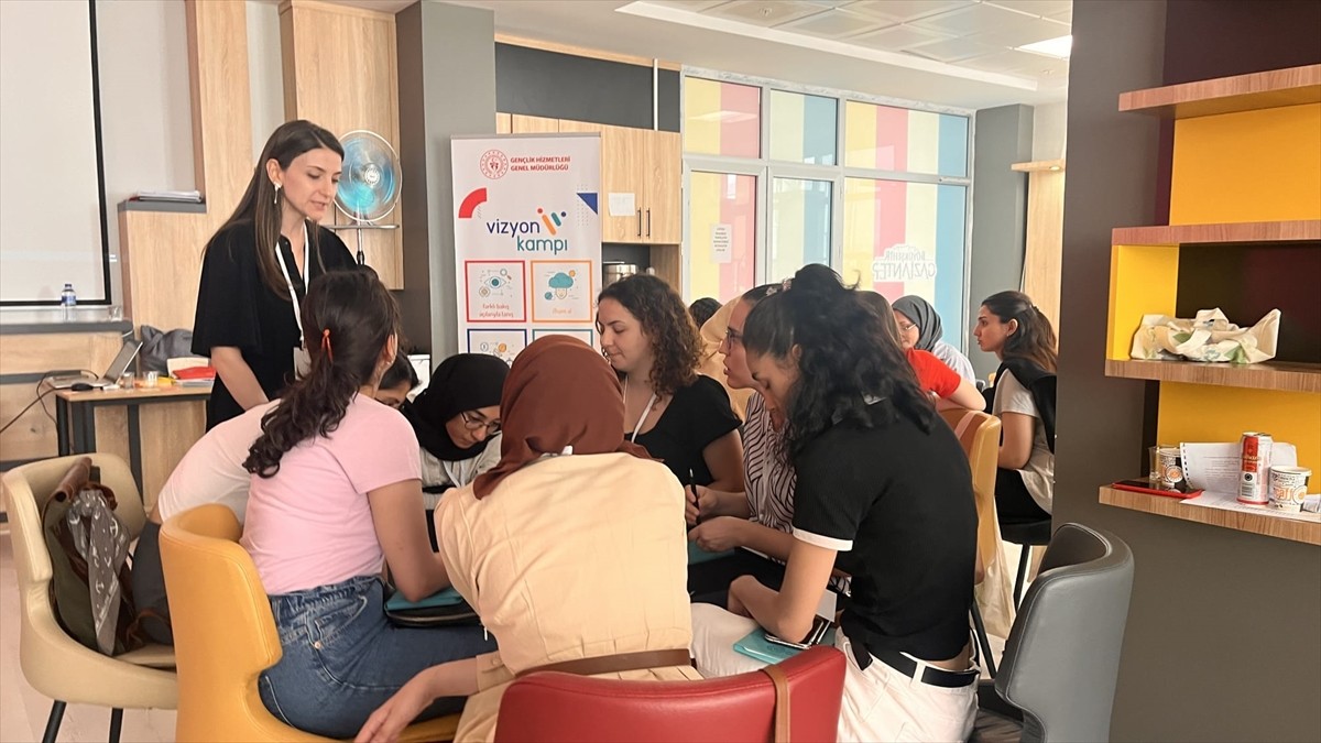 Gençlik ve Spor Bakanlığı, Türkiye’nin dört bir yanından farklı bölümlerden başarılı gençleri...