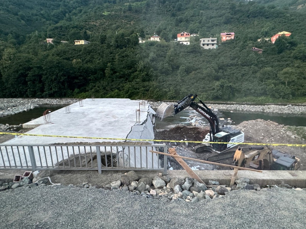 Giresun'un Görele ilçesinde Çanakçı Deresi kenarında bir süre önce mühürlenen inşa halindeki yapı...