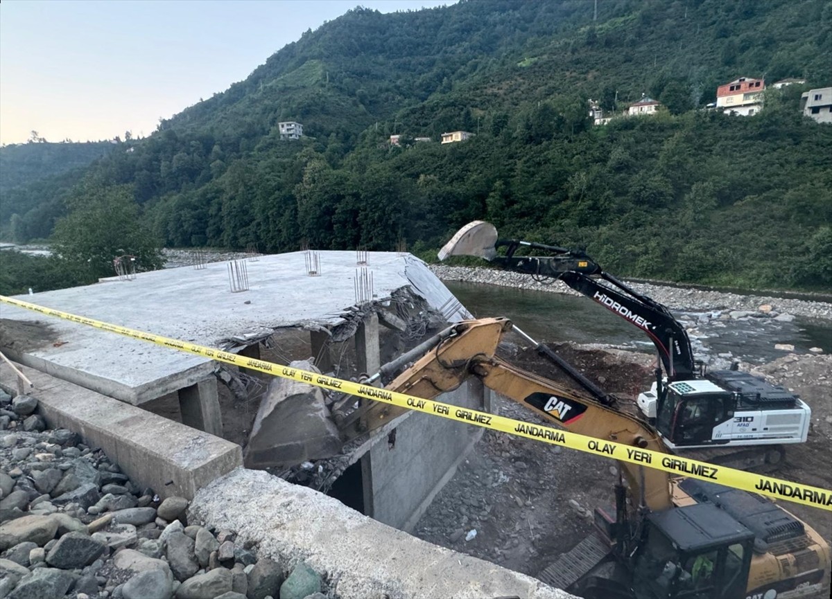 Giresun'un Görele ilçesinde Çanakçı Deresi kenarında bir süre önce mühürlenen inşa halindeki yapı...