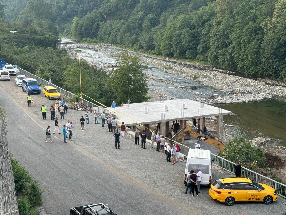 Giresun'un Görele ilçesinde Çanakçı Deresi kenarında bir süre önce mühürlenen inşa halindeki yapı...