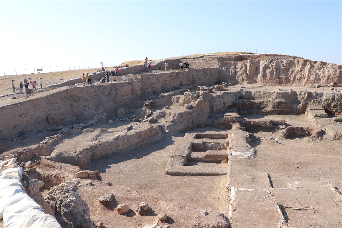 Güneydoğu Anadolu Bölgesi'nin en büyük höyükleri arasında yer alan Kilis'teki Oylum Höyük'te kazı...