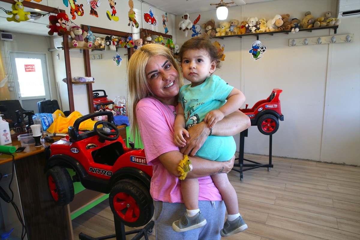 Hatay'daki dükkanı depremde yıkılan çocuk berberi Fikret Demirkol, devlet desteğiyle kavuştuğu...