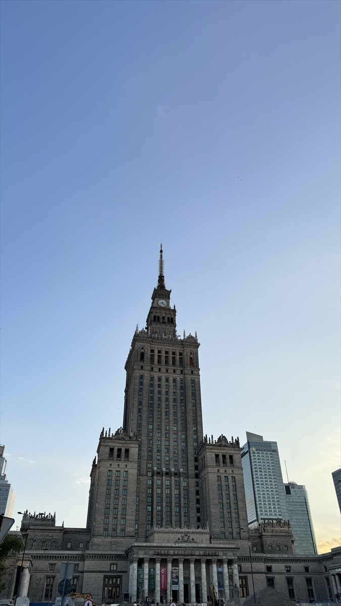 İkinci Dünya Savaşı'nda yüzde 80'inin yok olmasının ardından adeta küllerinden doğarak "Anka Kuşu"...