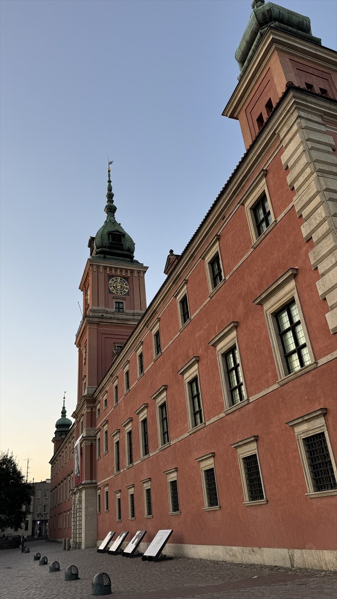 İkinci Dünya Savaşı'nda yüzde 80'inin yok olmasının ardından adeta küllerinden doğarak "Anka Kuşu"...