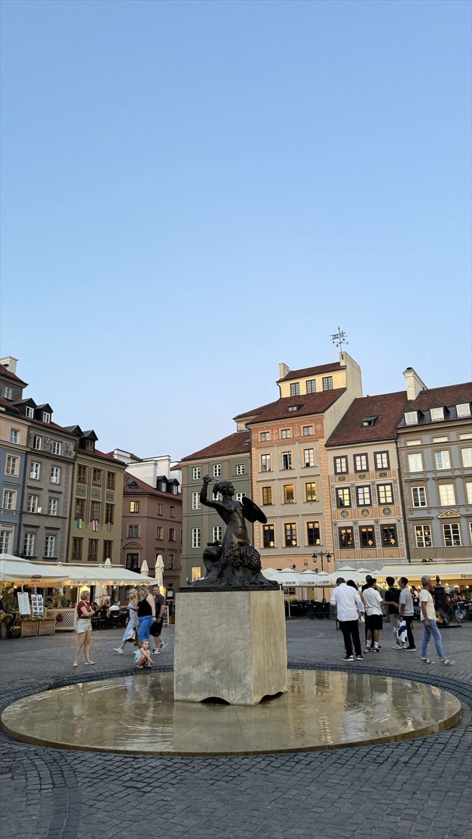 İkinci Dünya Savaşı'nda yüzde 80'inin yok olmasının ardından adeta küllerinden doğarak "Anka Kuşu"...