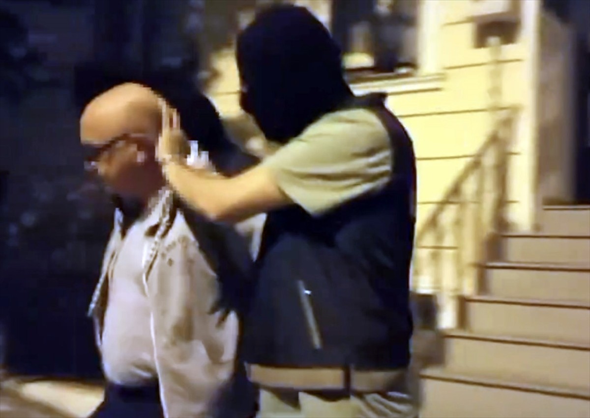 İnterpol kırmızı bülteniyle uyuşturucu ve dolandırıcılık gibi suçlardan aranan Alexander...