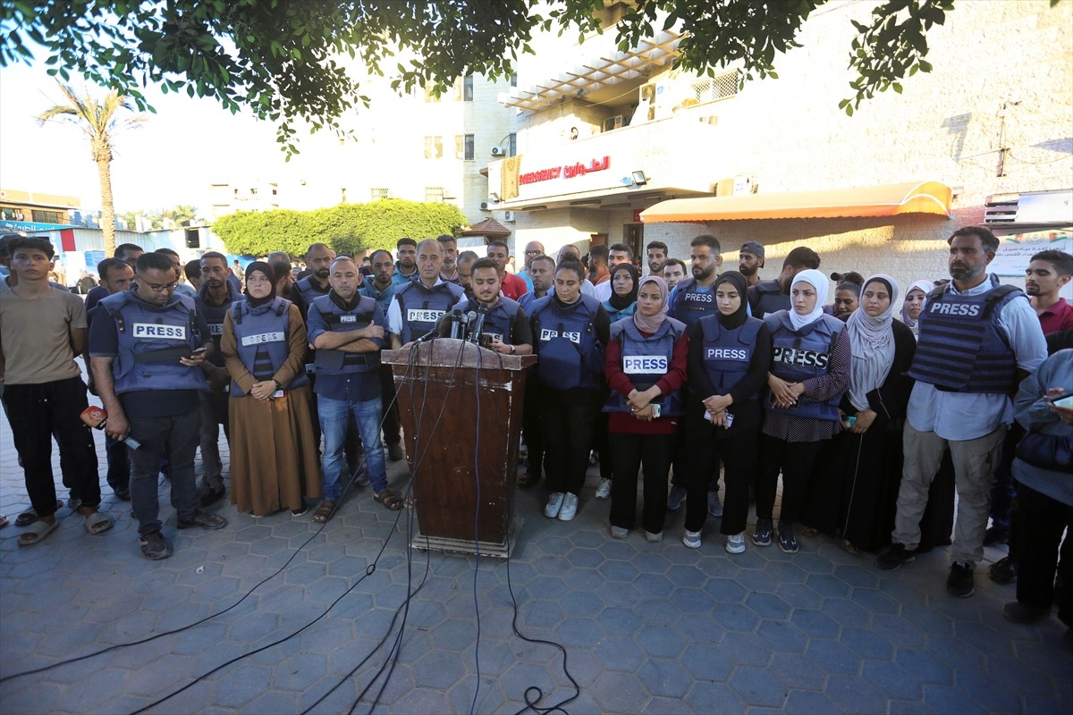 İsrail'in abluka altındaki Gazze Şeridi'ne yönelik yıkıcı saldırıları 299 gündür sürerken İsrail...