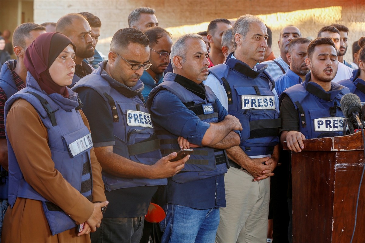 İsrail'in abluka altındaki Gazze Şeridi'ne yönelik yıkıcı saldırıları 299 gündür sürerken İsrail...