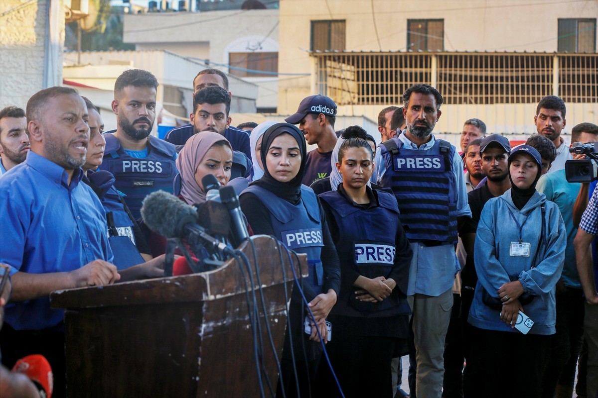 İsrail'in abluka altındaki Gazze Şeridi'ne yönelik yıkıcı saldırıları 299 gündür sürerken İsrail...