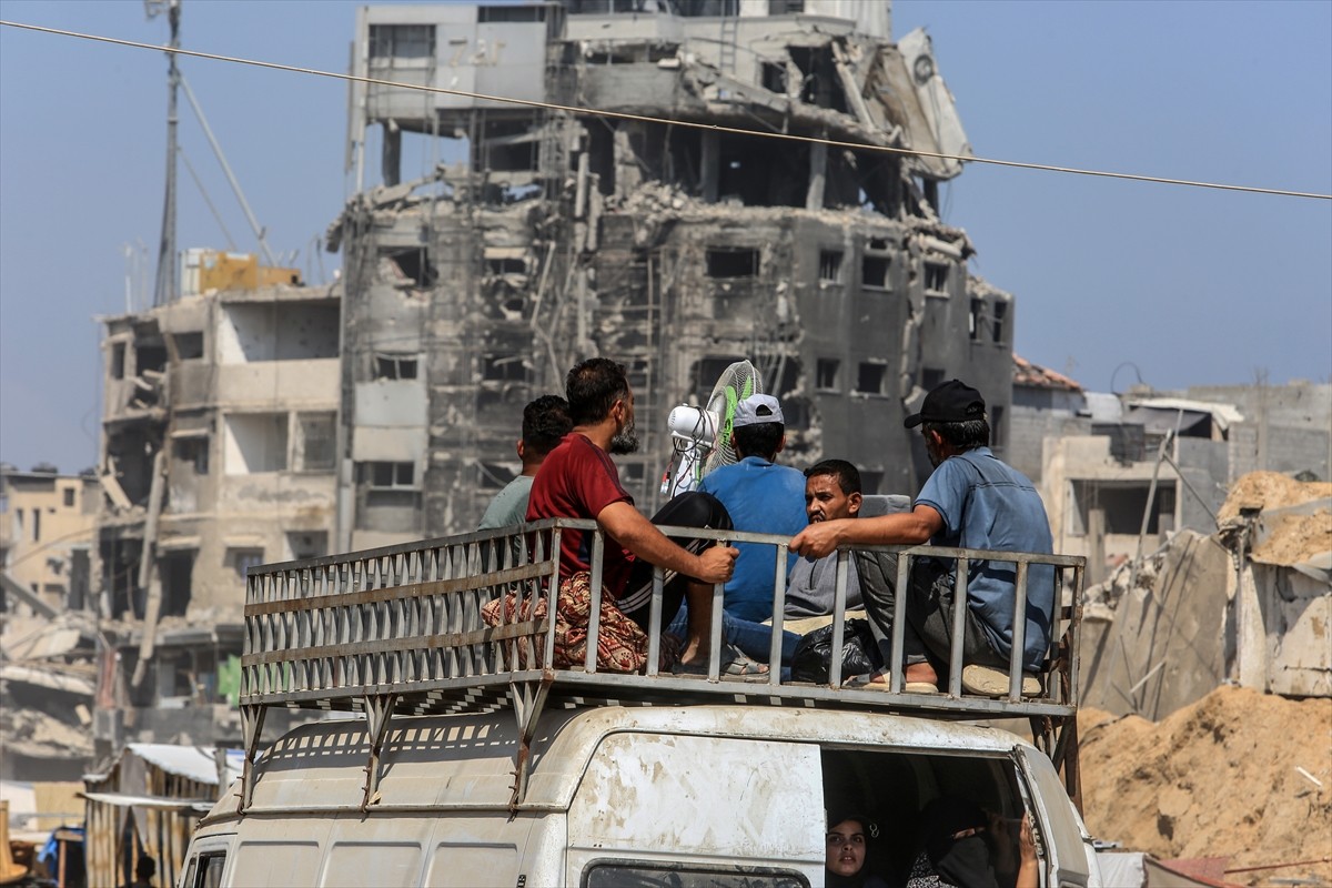 İsrail, 7 Ekim'den bu yana saldırılarını sürdürdüğü Gazze Şeridi'nde daha önce "güvenli" ilan...