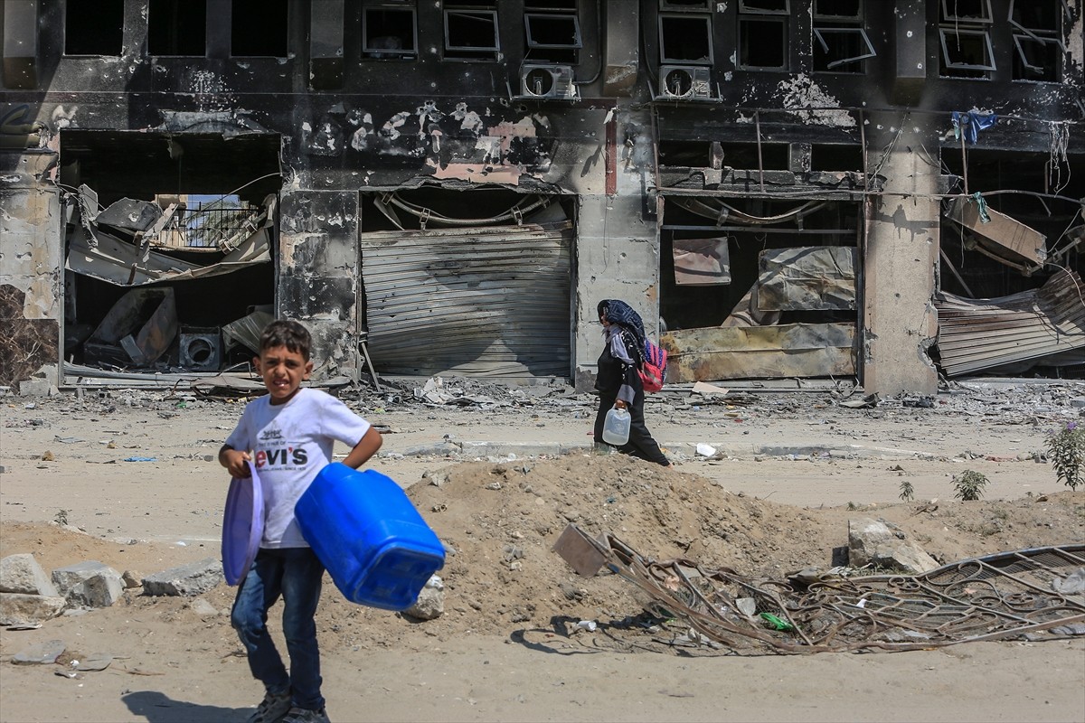 İsrail, 7 Ekim'den bu yana saldırılarını sürdürdüğü Gazze Şeridi'nde daha önce "güvenli" ilan...