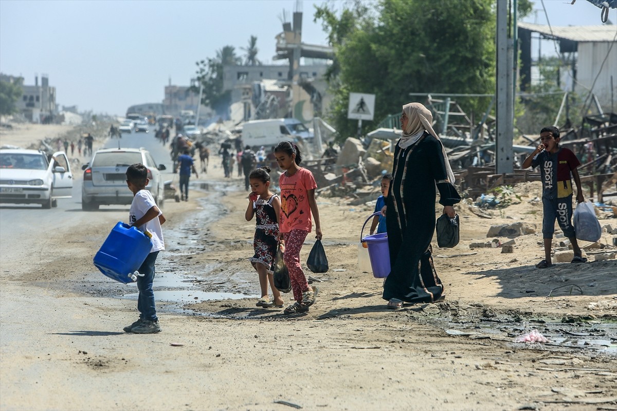 İsrail, 7 Ekim'den bu yana saldırılarını sürdürdüğü Gazze Şeridi'nde daha önce "güvenli" ilan...