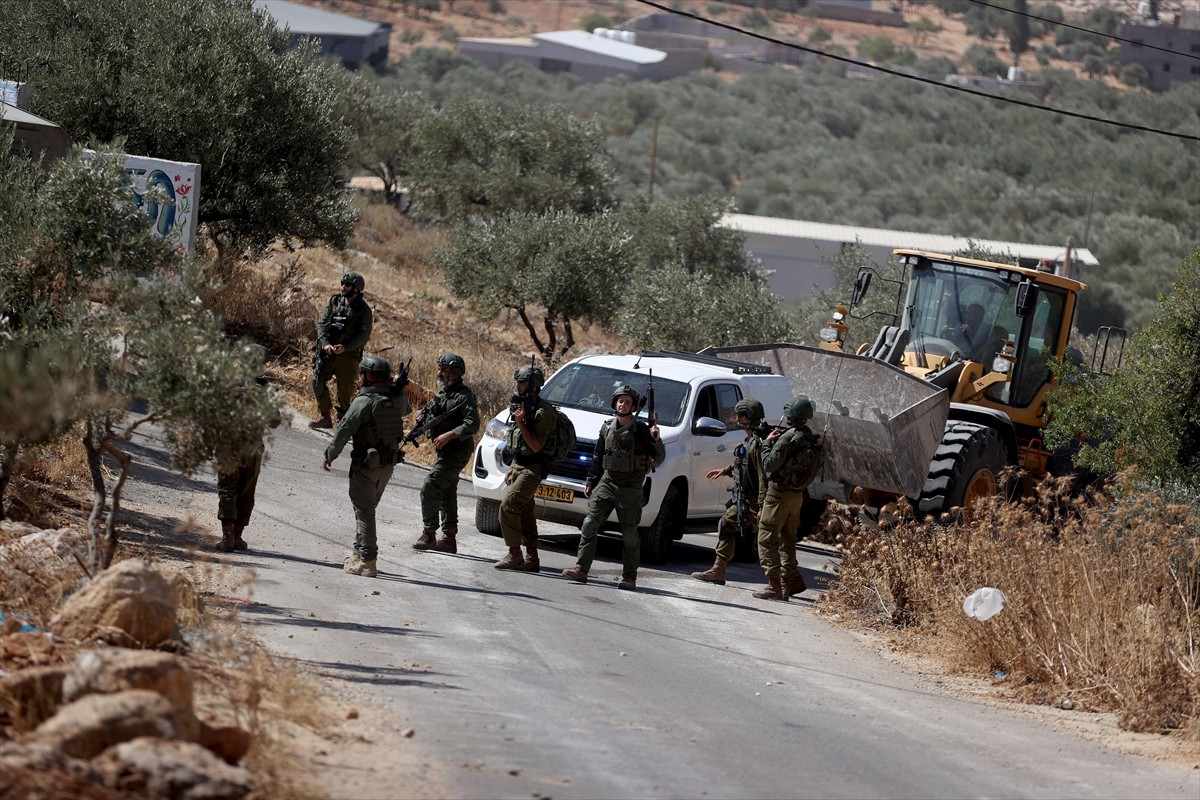 İsrail askerleri, işgal altındaki Batı Şeria'nın kuzeyinde bir Filistinlinin evini "ruhsatsız...