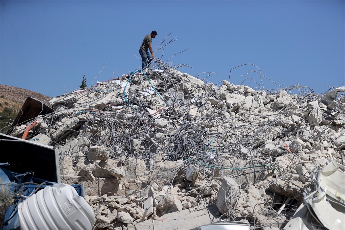 İsrail askerleri, işgal altındaki Batı Şeria'nın kuzeyinde bir Filistinlinin evini "ruhsatsız...