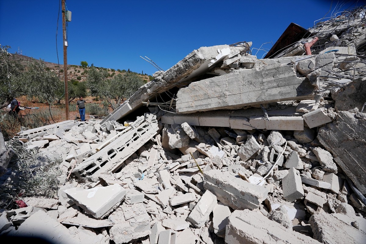 İsrail askerleri, işgal altındaki Batı Şeria'nın kuzeyinde bir Filistinlinin evini "ruhsatsız...