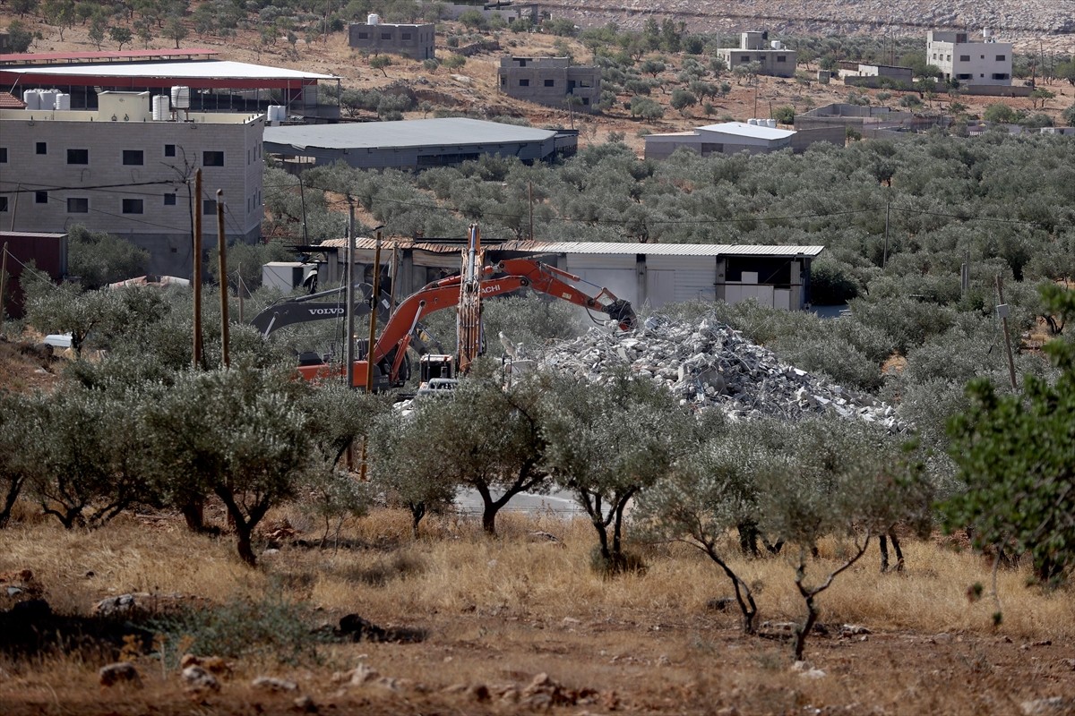İsrail askerleri, işgal altındaki Batı Şeria'nın kuzeyinde bir Filistinlinin evini "ruhsatsız...