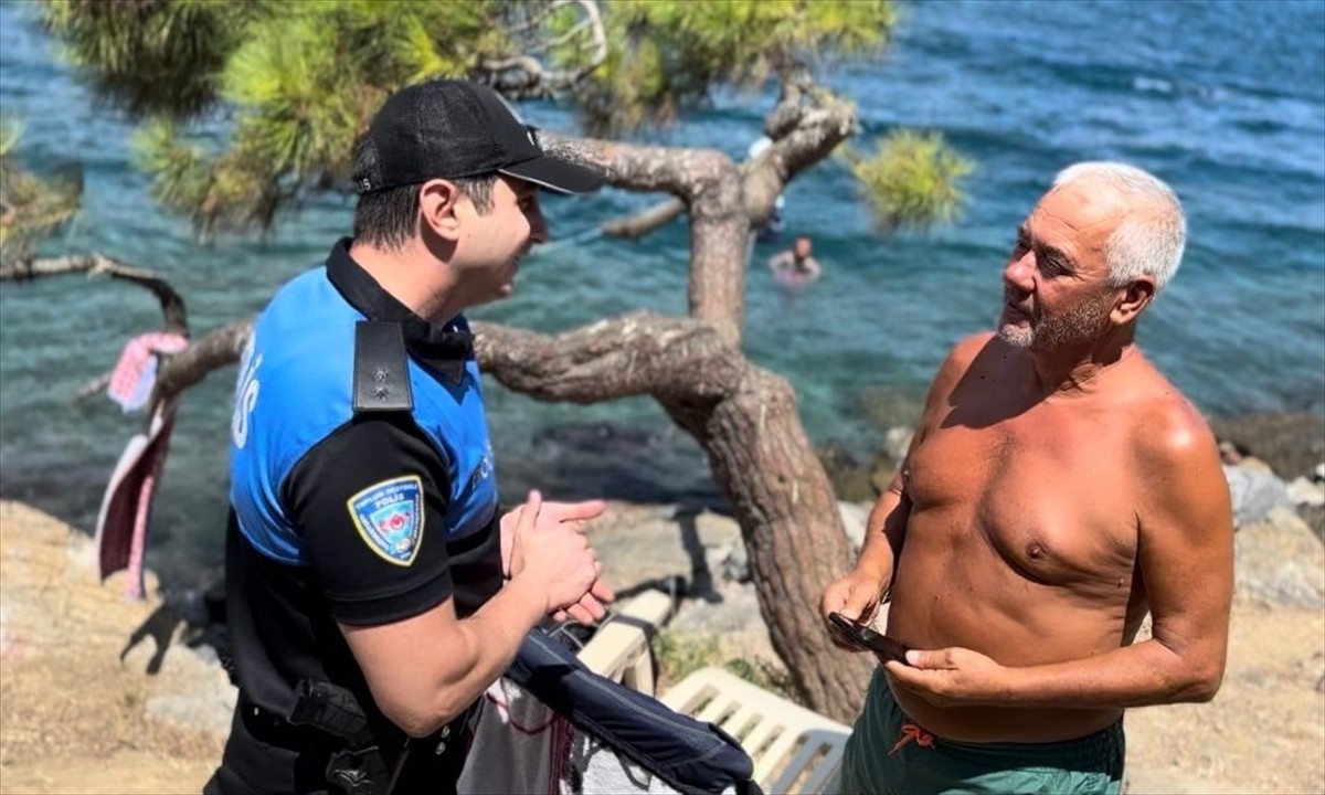 İstanbul'da polis ekipleri denize giren vatandaşları boğulma olaylarına karşı dikkatli olmaları...