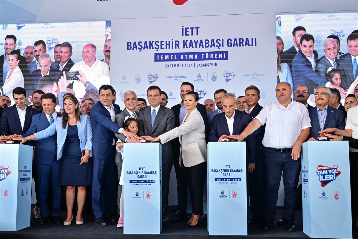 İstanbul Büyükşehir Belediye (İBB) Başkanı Ekrem İmamoğlu, İBB'nin İETT Başakşehir Kayabaşı Garajı...