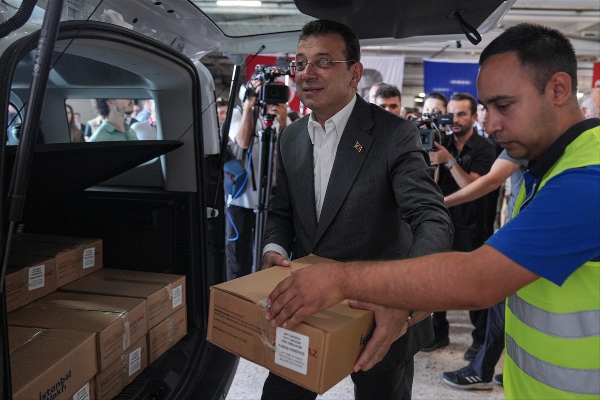 İstanbul Büyükşehir Belediye (İBB) Başkanı Ekrem İmamoğlu, İBB'nin İETT Başakşehir Kayabaşı Garajı...