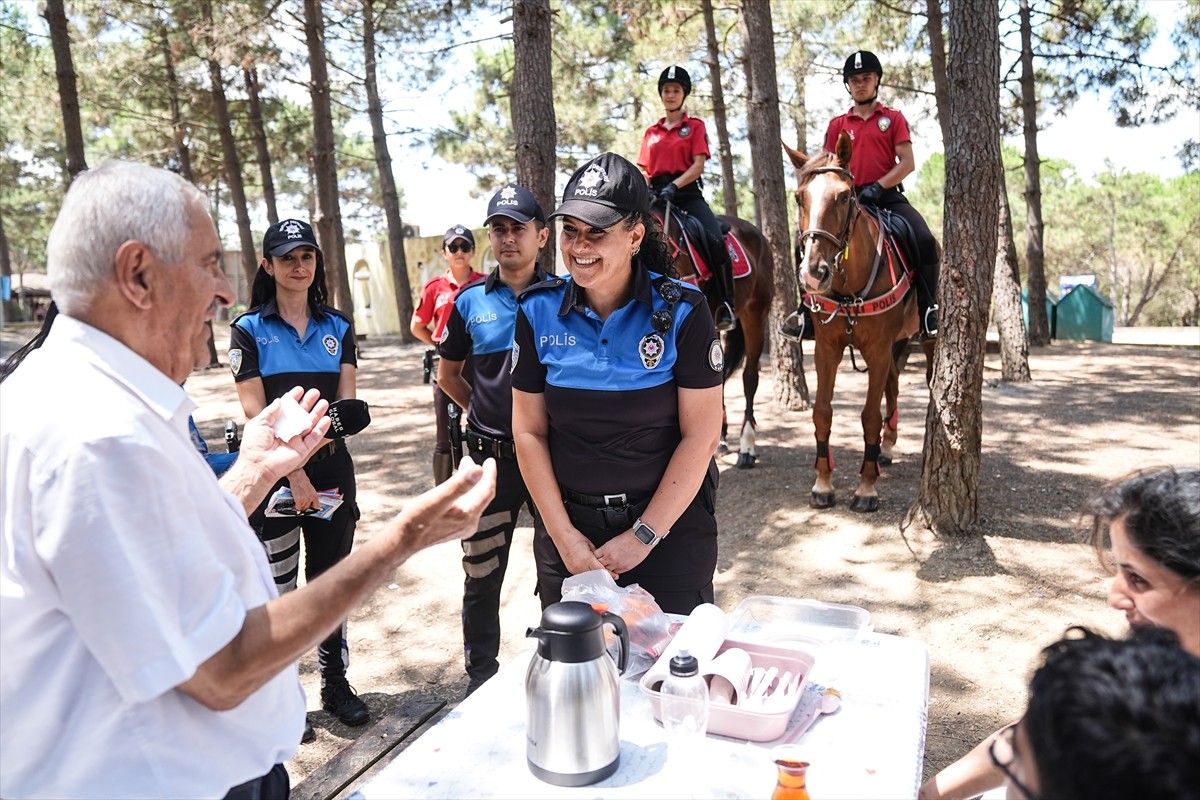 İstanbul Emniyet Müdürlüğüne bağlı ekipler, orman yangınlarıyla mücadele kapsamında Sultangazi'de...