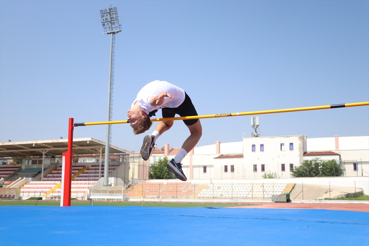 İzmir'de 11-12 Haziran'da düzenlenen Spor Toto U18 Türkiye Kulüpler Şampiyonası'nda yüksek...