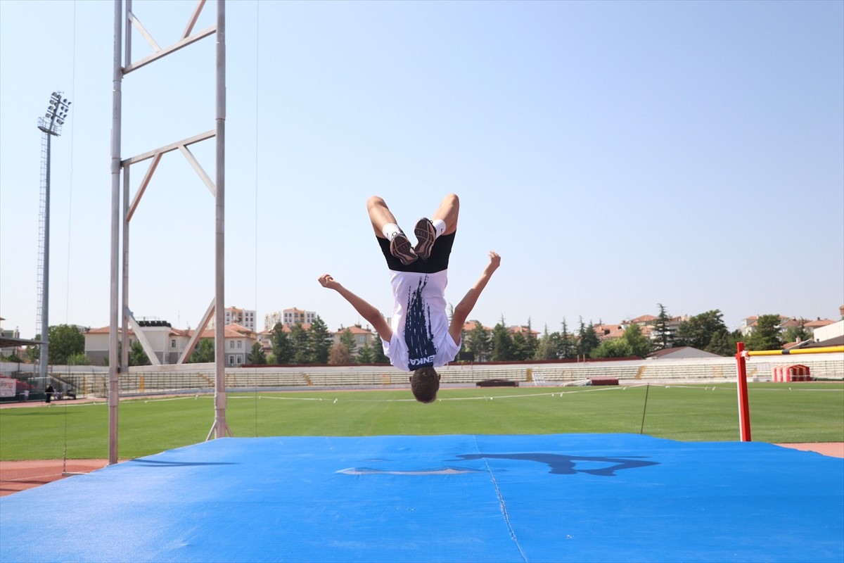 İzmir'de 11-12 Haziran'da düzenlenen Spor Toto U18 Türkiye Kulüpler Şampiyonası'nda yüksek...